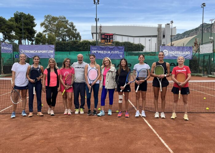 Le giocatrici della serie A1 in campo con le socie del Circolo